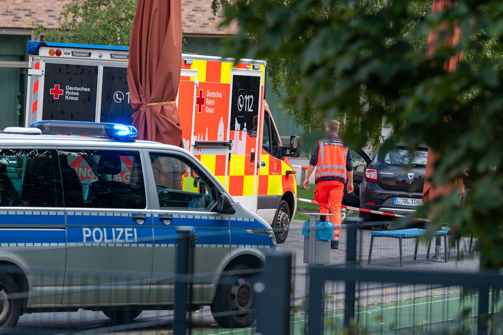 Seniorin fährt mit Auto auf Schulhof in Leipzig-Kleinzschocher und verletzt Kind